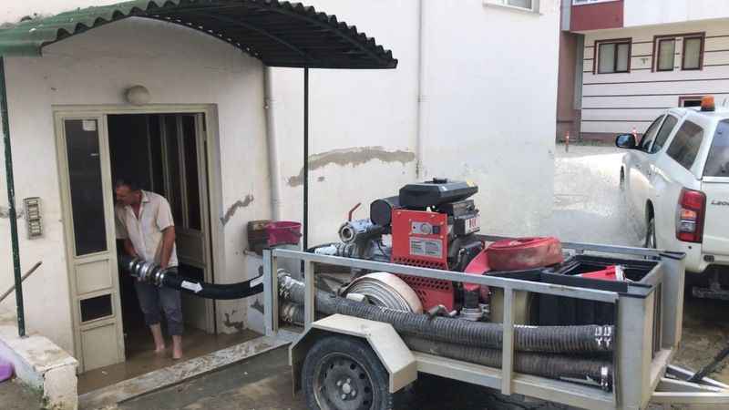 İSU ekipleri Başkan Büyükakın’ın talimatıyla sel felaketinden etkilenen Bartın’da çalışmalara