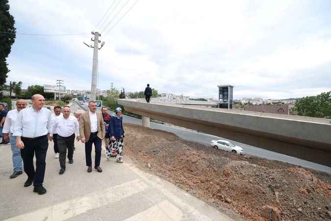 Büyükşehir’in Darıca’da devam eden iki yeni üst geçit projesini inceleyen