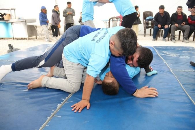 Depremzede çocuklar başpehlivanları tuş etti | Büyükşehir’in Defne’deki çadır kentinde