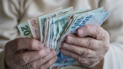 Emeklilerin merakla beklediği bayram ikramiyesine ilişkin önemli gelişmeler yaşanıyor.