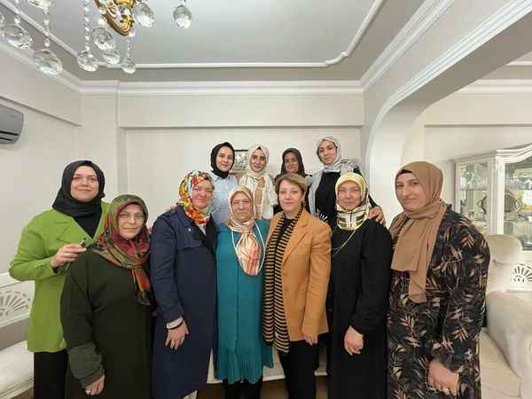 AK Parti Kocaeli milletvekili adayı Yasemin Özdemir, Başiskele’de vatandaşların hanelerine
