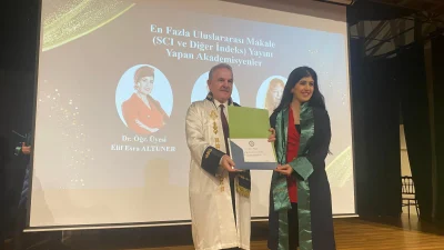 Kocaeli Sağlık ve Teknoloji Üniversitesi (KOSTÜ) akademisyenleri, düzenlenen törende unvanlarına