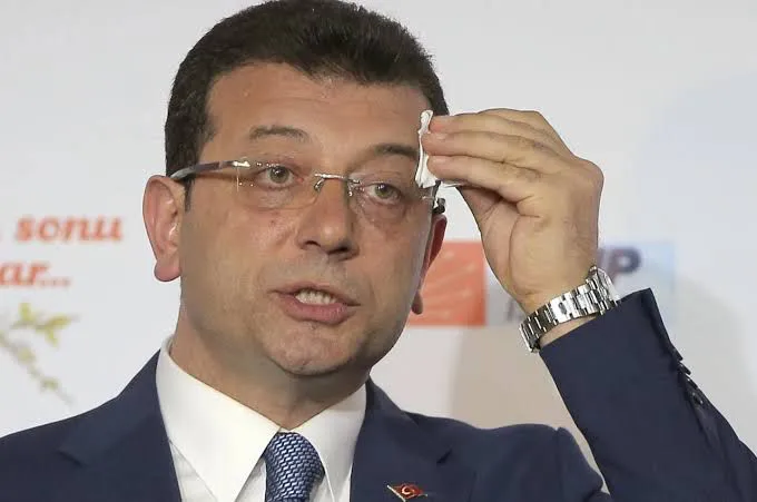 İstanbul Büyükşehir Belediye Başkanı Ekrem İmamoğlu, ‘yolsuzluk’soruşturması kapsamında çıkarıldığı nöbetçi