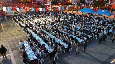 Kocaeli Büyükşehir Belediyesi, her gün İzmit Kent Meydanı'nda bin 500