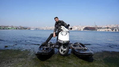 İstanbul'da 24 yaşındaki motosiklet tamircisi Mustafa İrfanoğlu kano ile motosikleti