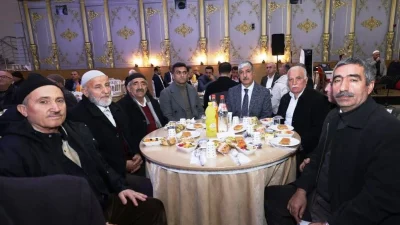 Dilovası Belediye Başkanı Ramazan Ömeroğlu, ilçede ikamet eden yaşlı vatandaşlarla