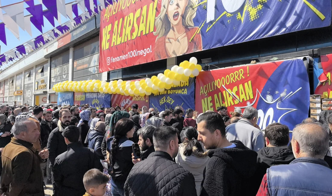 Bursa'nın İnegöl ilçesinde indirim mağazasının açılışında ürünleri almak isteyen vatandaşlar