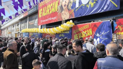 Bursa'nın İnegöl ilçesinde indirim mağazasının açılışında ürünleri almak isteyen vatandaşlar
