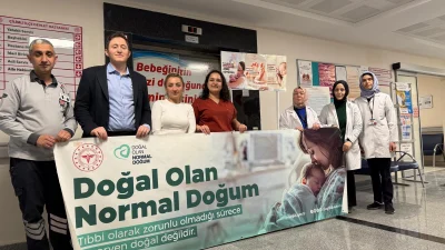 Düzce'nin Çilimli İlçesinde sağlık personeli tarafından açılan stantta, anne ve