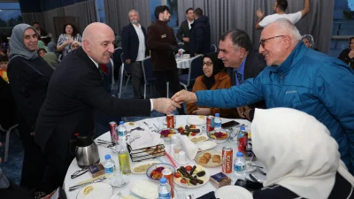 Darıca Belediye Başkanı Muzaffer Bıyık, 65 yaş üstü büyüklerle bir