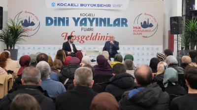 Kocaeli'de okurlarıyla bir araya gelen ve gençlere tavsiyelerde bulunan Prof.