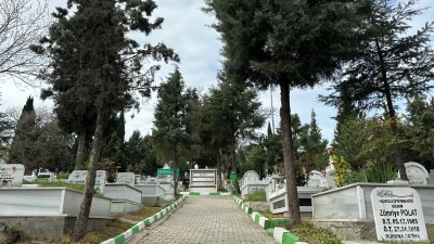 Çayırova'da yaklaşan Ramazan Bayramı öncesinde ekipler, ilçedeki mezarlıklarda temizlik ve