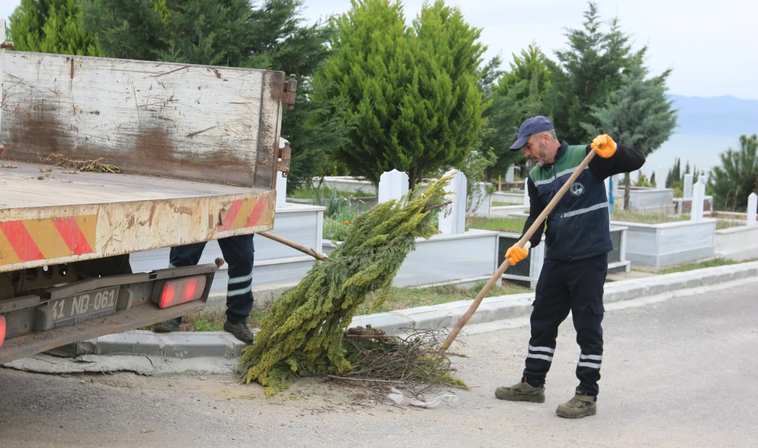 Derince Belediyesi ekipleri Ramazan Bayramı öncesi mezarlıklarda ve ilçe genelindeki