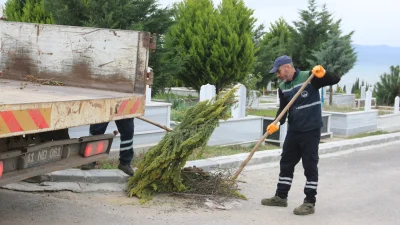 Derince Belediyesi ekipleri Ramazan Bayramı öncesi mezarlıklarda ve ilçe genelindeki