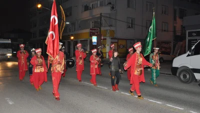 Kartepeliler sahur vaktine Kartepe Belediyesi Mehteran Takımı'nın coşkulu marşlarıyla uyandı.
