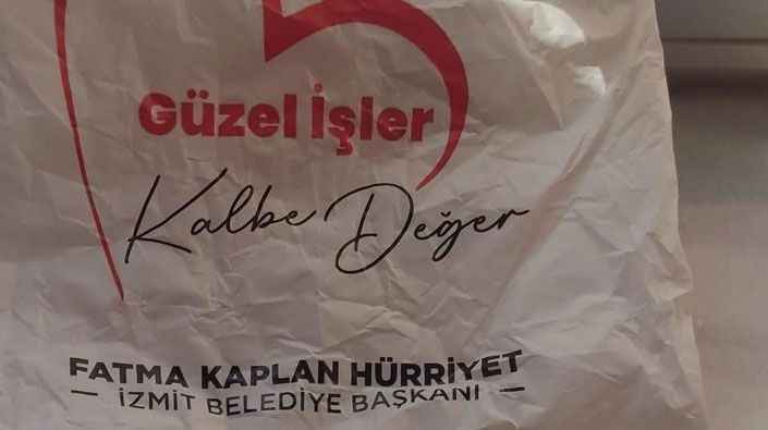 İzmit Belediye Başkanı Fatma Kaplan Hürriyet’in logolu poşetleri Başiskele’de gerginlik