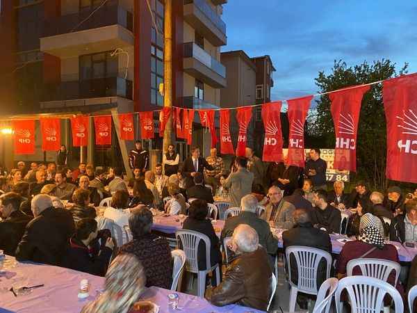CHP Başiskele İlçe Örgütü, parti binası önünde gerçekleştirdiği sokak iftarında