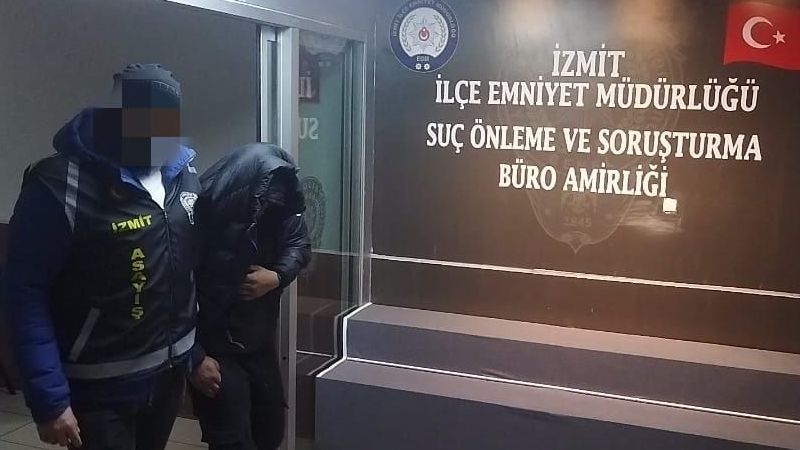 İzmit'te arabadan hırsızlık yapan şüpheli yakalandı.  Emniyette işlemleri tamamlanan