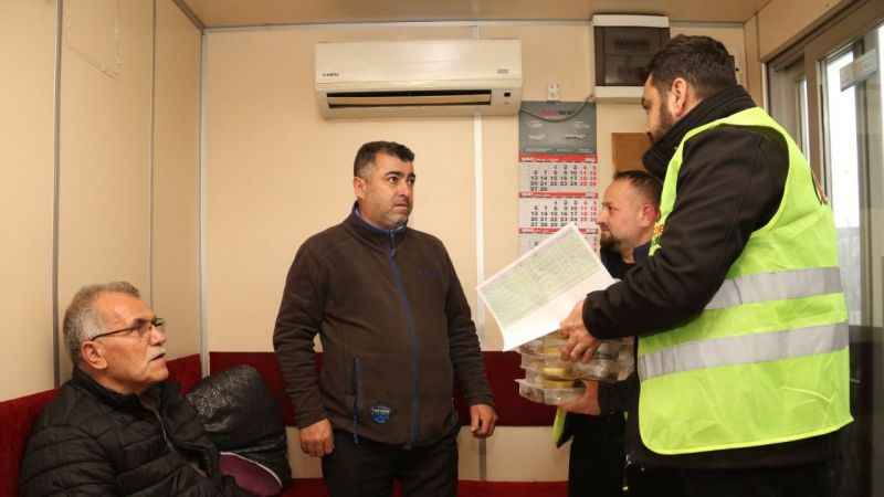 Kocaeli'nin taksici esnafı, Büyükşehir’in yemek ikramıyla oruç açıyor. 