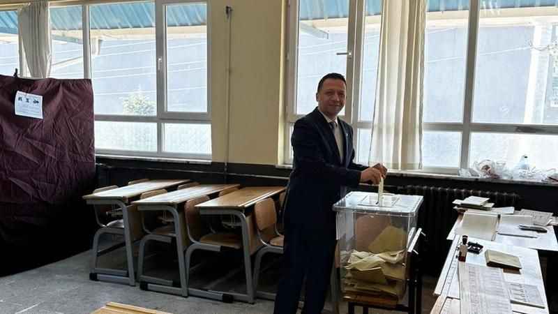 DEVA Partisi Kocaeli İl Başkanı Semih Taşveren, oyunu kullandı
