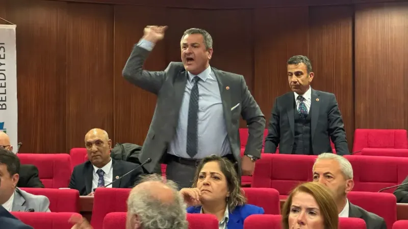 İzmit Belediyesi meclisi, Ekrem İmamoğlu üzerinden başlayan tartışmalarla gerildi.AK Partili