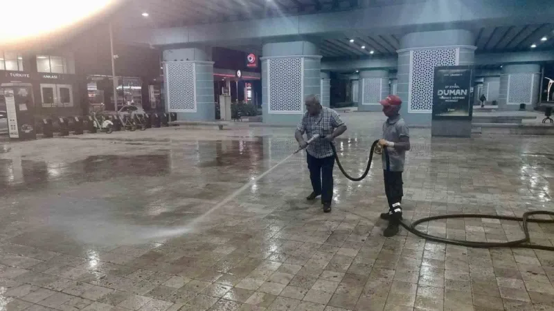 Körfez Belediyesi, hafta sonu ilçenin işlek noktalarında yıkama çalışması yaparken,