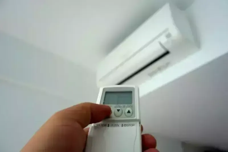 Rüyada klima görmek, genellikle rahatlık, huzur ve kontrol arzusunu simgeler.