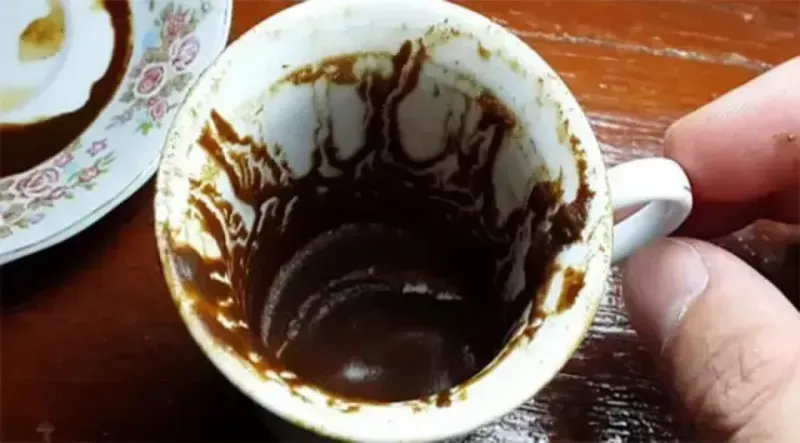 Kahve falında yüzük görmek genellikle olumlu anlamlar taşır ve aşk,