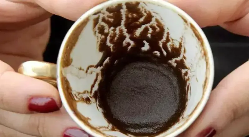 Kahve falı, geleneksel bir kehanet yöntemi olarak, fincanın dibindeki telve