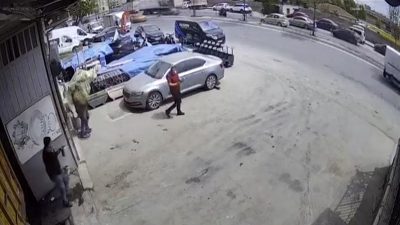 Sultangazi'de çay demlediği sırada 6.2 büyüklüğündeki depreme yakalanan bir oto