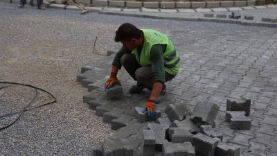 Kartepe ilçesindeki Dumlupınar Mahallesi'nde bulunan 3 sokakta parke ve kaldırım