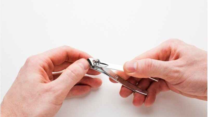 Rüyalar, insanların bilinçaltında saklanan duyguları ve düşünceleri yansıtabilir. Tırnak kesmek