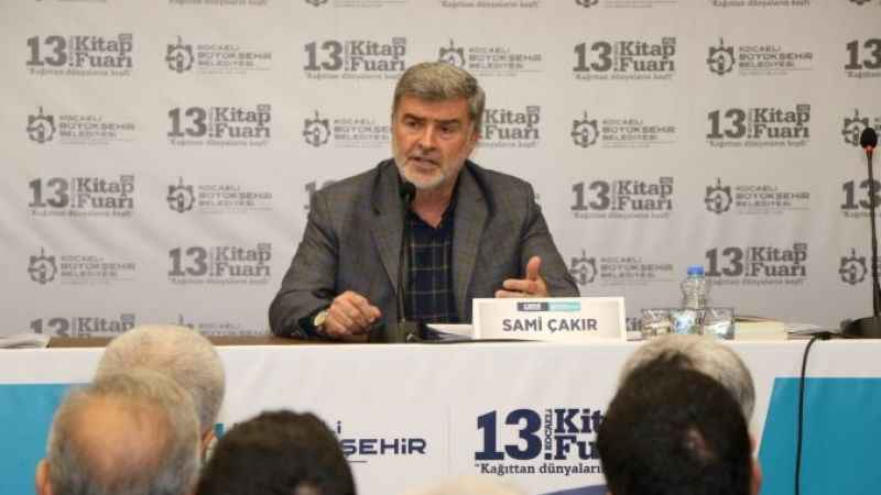 AK Parti Kocaeli Milletvekili 13. Kocaeli Kitap Fuarı’nda şiir okudu