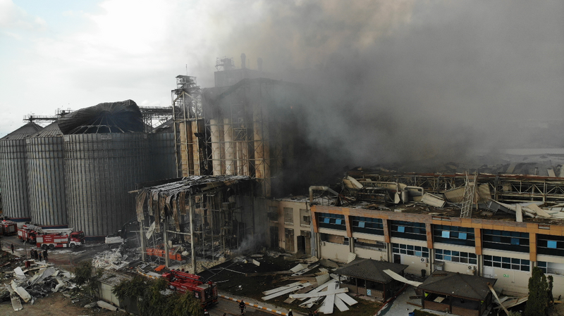 Sakarya'nın Hendek ilçesinde 30 kişinin yaralandığı fabrikadaki patlamada, içeride mahsur