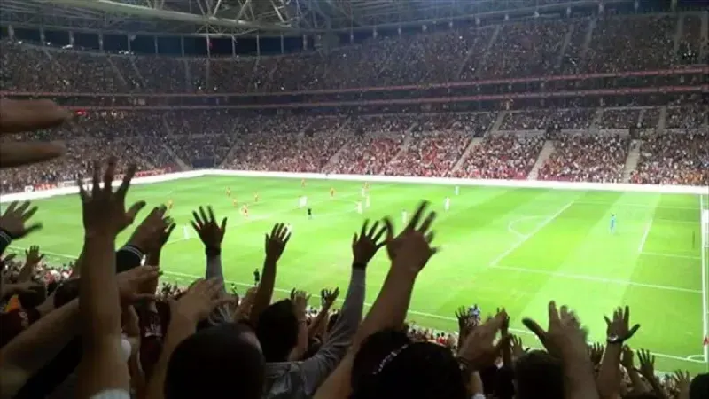 Rüyada maça gitmek, genellikle heyecan, coşku, rekabet ve sosyal etkileşim