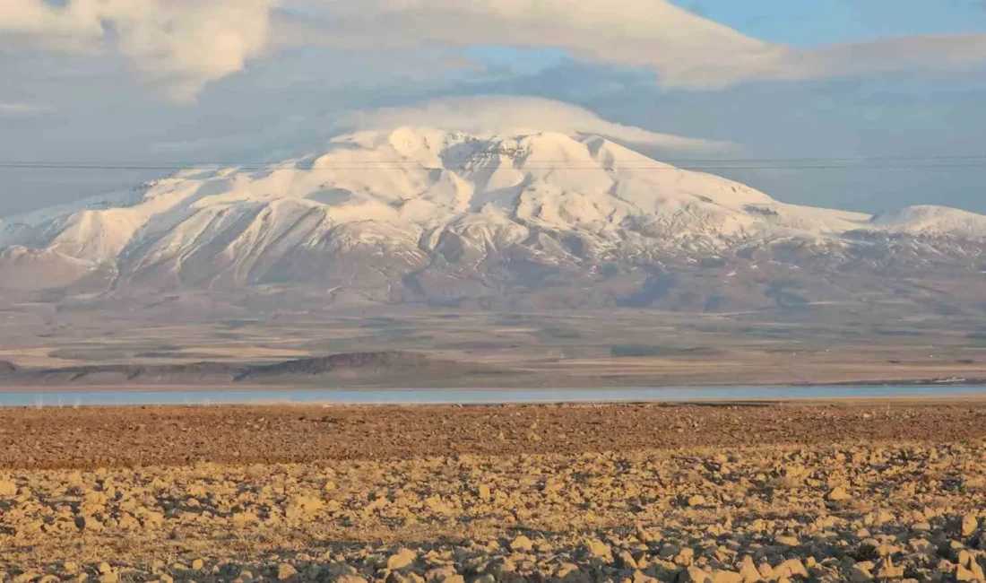Bitlis’in Adilcevaz ilçesi sınırlarında bulunan Türkiye’nin üçüncü yüksek dağı olan
