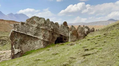 Volkanik Nemrut Dağı’nın patlaması sonucu oluşan lav taşları zamanla deve