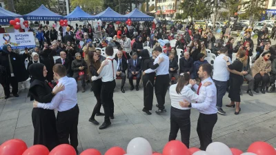 Gölcük'te Otizm Farkındalık Günü kapsamında düzenlenen etkinlikler renkli görüntülere sahne