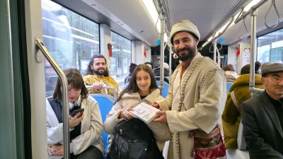 Kocaeli'de belediye personeli ünlü edebi karakterlerin kostümlerini giyerek sokaklara çıktı,