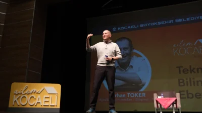Kocaeli'nin Gebze ilçesinde düzenlenen "Teknoloji ile Bilinçli Ebeveynlik" konulu panelde,
