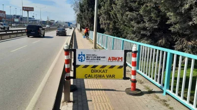 Büyükşehir Belediyesi, İzmit D-100 Karayolu’ndaki demir korkulukların onarım, boyama ve