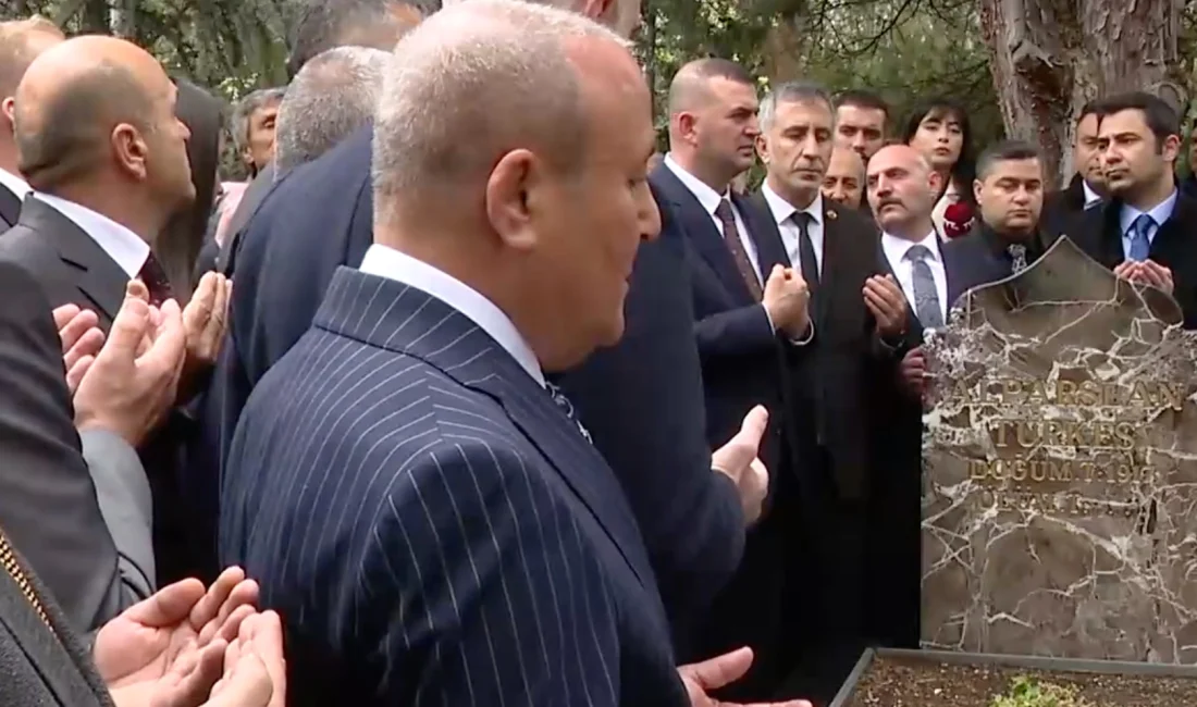 MHP heyeti, Başbuğ Alparslan Türkeş'in vefatının 28. yılı dolayısıyla mezarını