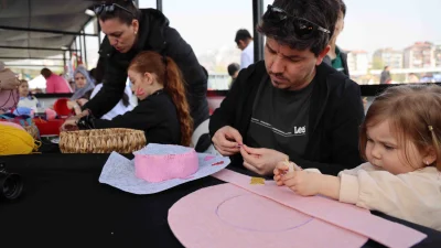 KO-MEK’in “Renkli Şapkalar Atölyesi’ne” katılan her çocuk, kendi şapkasını tasarlayarak