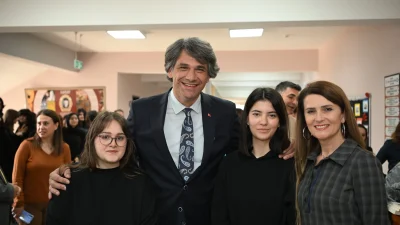 Kartepe’de bulunan Kocaeli Güzel Sanatlar Lisesi, şair ve yazar Enver
