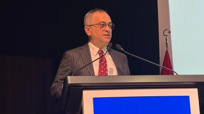 Kocaeli Büyükşehir Belediyesi Meclis Toplantısı’nda Belediye Genel Sekreteri Hayri Baraçlı,