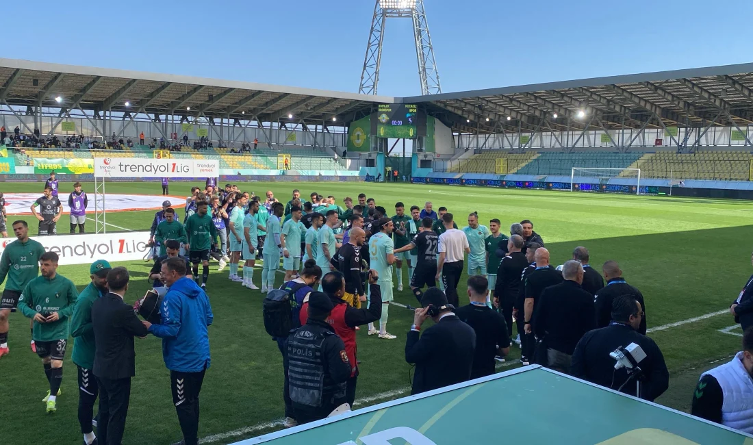 Esenler Erokspor, Kocaelispor’un Süper Lig’e yükselmesini kutladı.