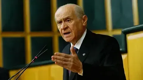 Türkiye ile Avusturya arasında oynanan futbol maçında Türk futbolcu Merih