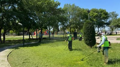 Kartepe'de park, refüj ve mesire alanlarında gerçekleştirilen ot biçme işlemleriyle,