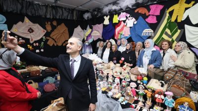 Çayırova'da kadınlar, el emeği göz nuru eserlerini sergileyerek görücüye çıkardı.