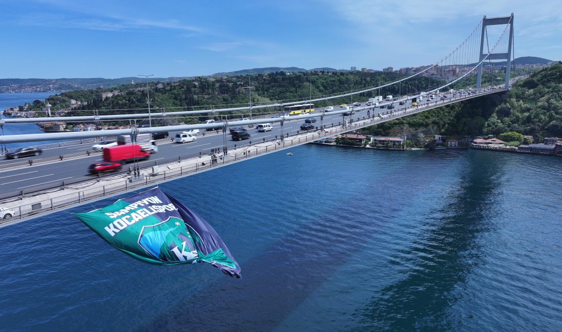 Kocaeli Büyükşehir Belediye Başkanı Tahir Büyükakın, Kocaelispor bayrağının Boğaz Köprüsü'ne